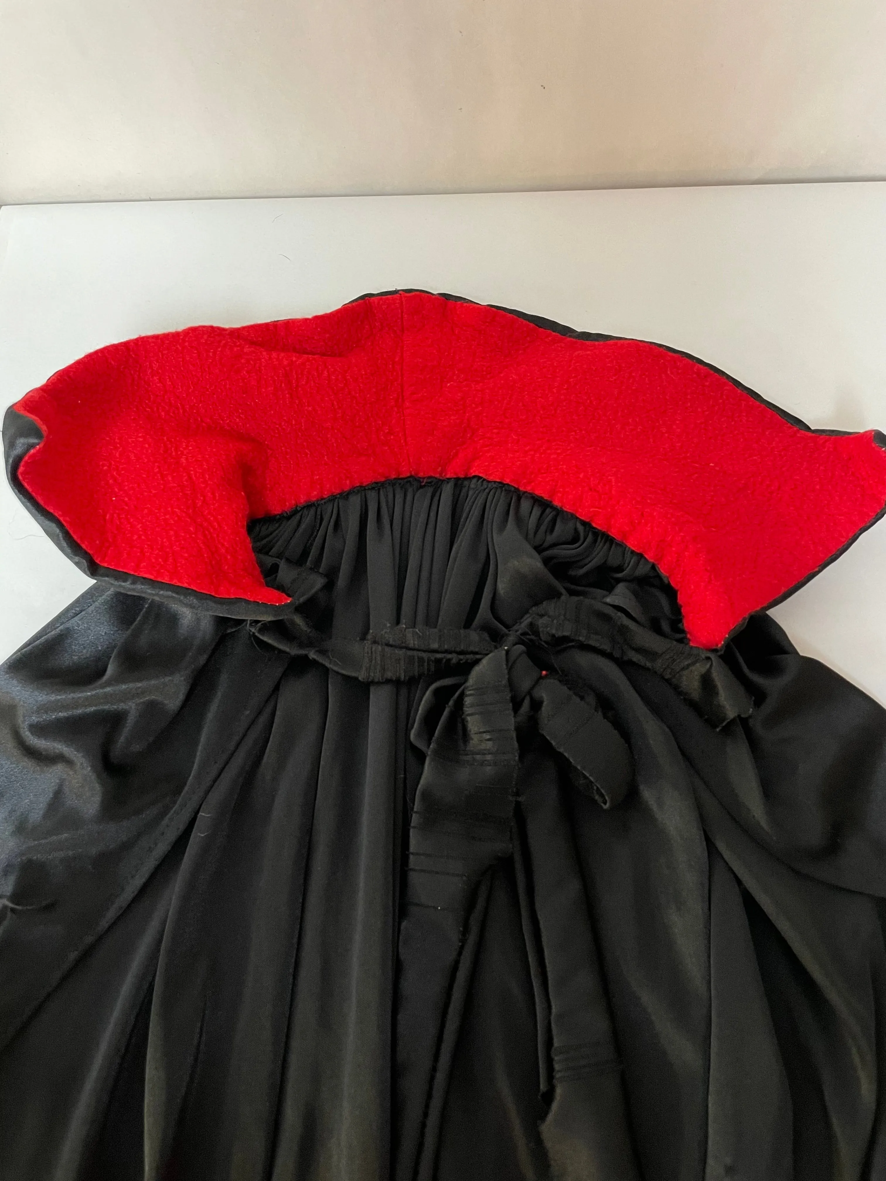 <€€ Kids One Size Fits All Halloween COSTUME Dress Up Black Dracula Cape Red Collar